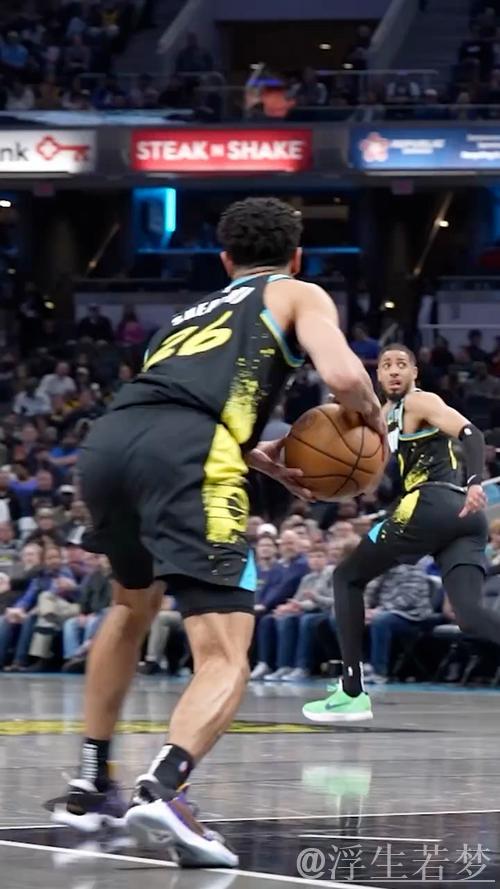 哈利伯顿冲击禁区 高难度打板上篮得手